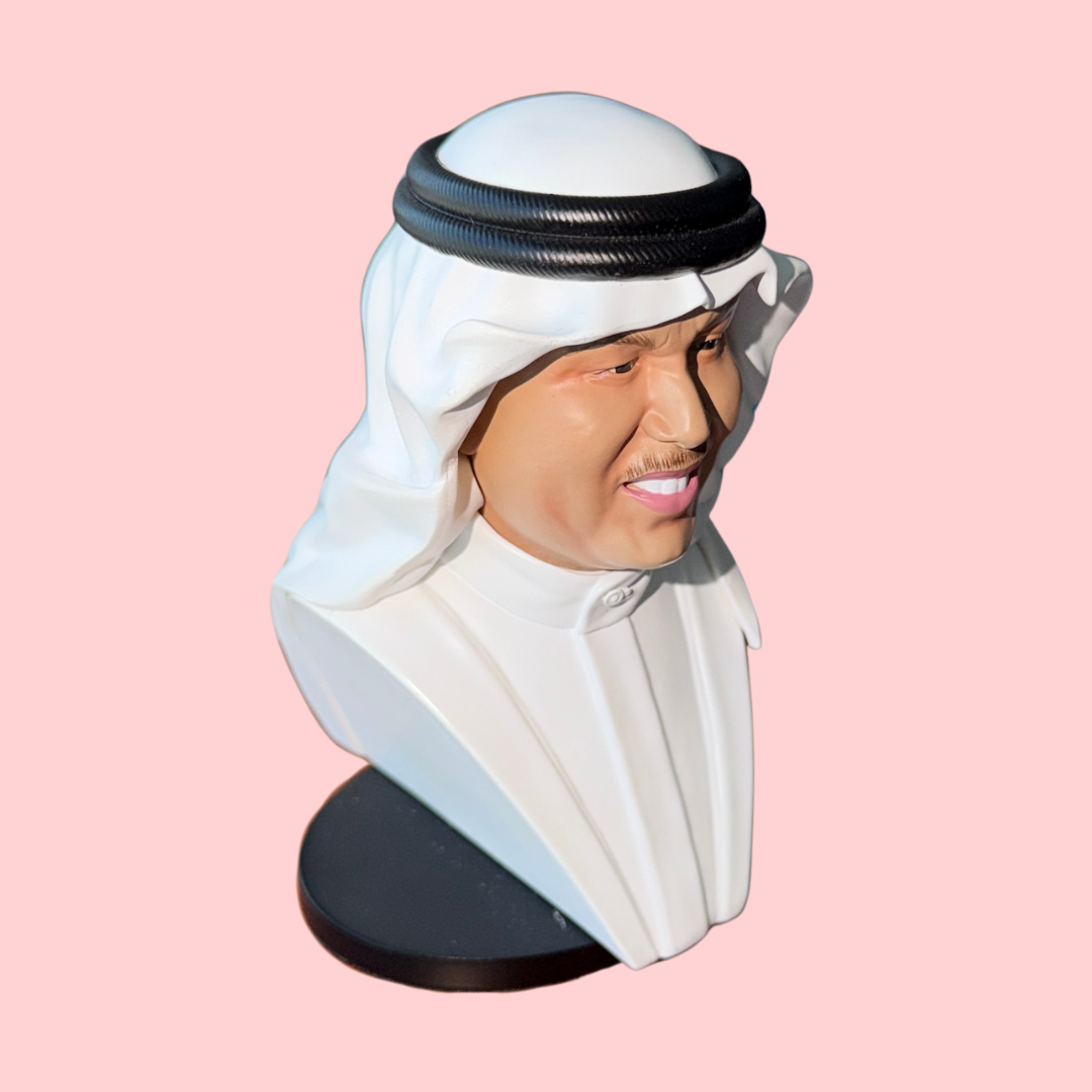 مجسم محمد عبده أبو نورة يرتدي ثوب أبيض زاوية جانبية للمجسم