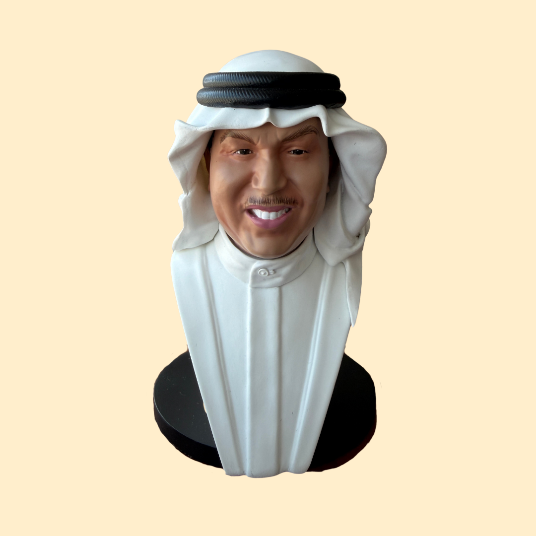 مجسم محمد عبده أبو نورة يرتدي ثوب أبيض