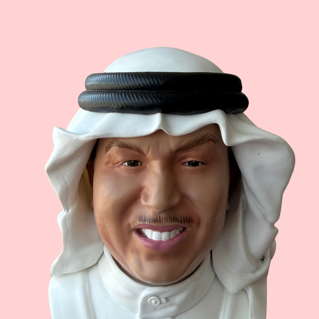 مجسم محمد عبده أبو نورة يرتدي ثوب أبيض سايد بروفايل قريب جدا للوجه