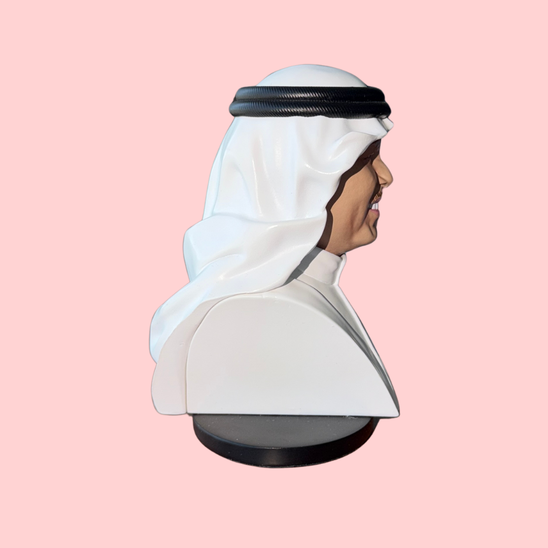 مجسم محمد عبده أبو نورة يرتدي ثوب أبيض سايد بروفايل 