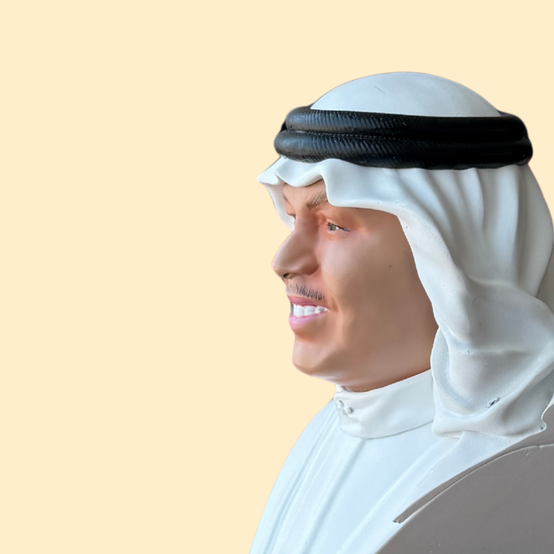 مجسم محمد عبده أبو نورة يرتدي ثوب أبيض سايد بروفايل قريب للوجه